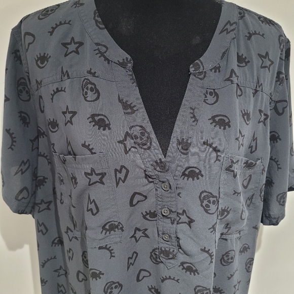 Torrid Women's Harper Georgette Skull Print Blouse Size 3 Gray Whimsigoth Casual - Picture 4 of 11